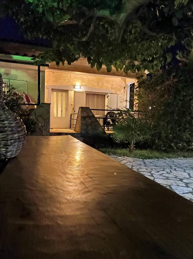 Holiday Tolofona Beach Erateini Exterior foto